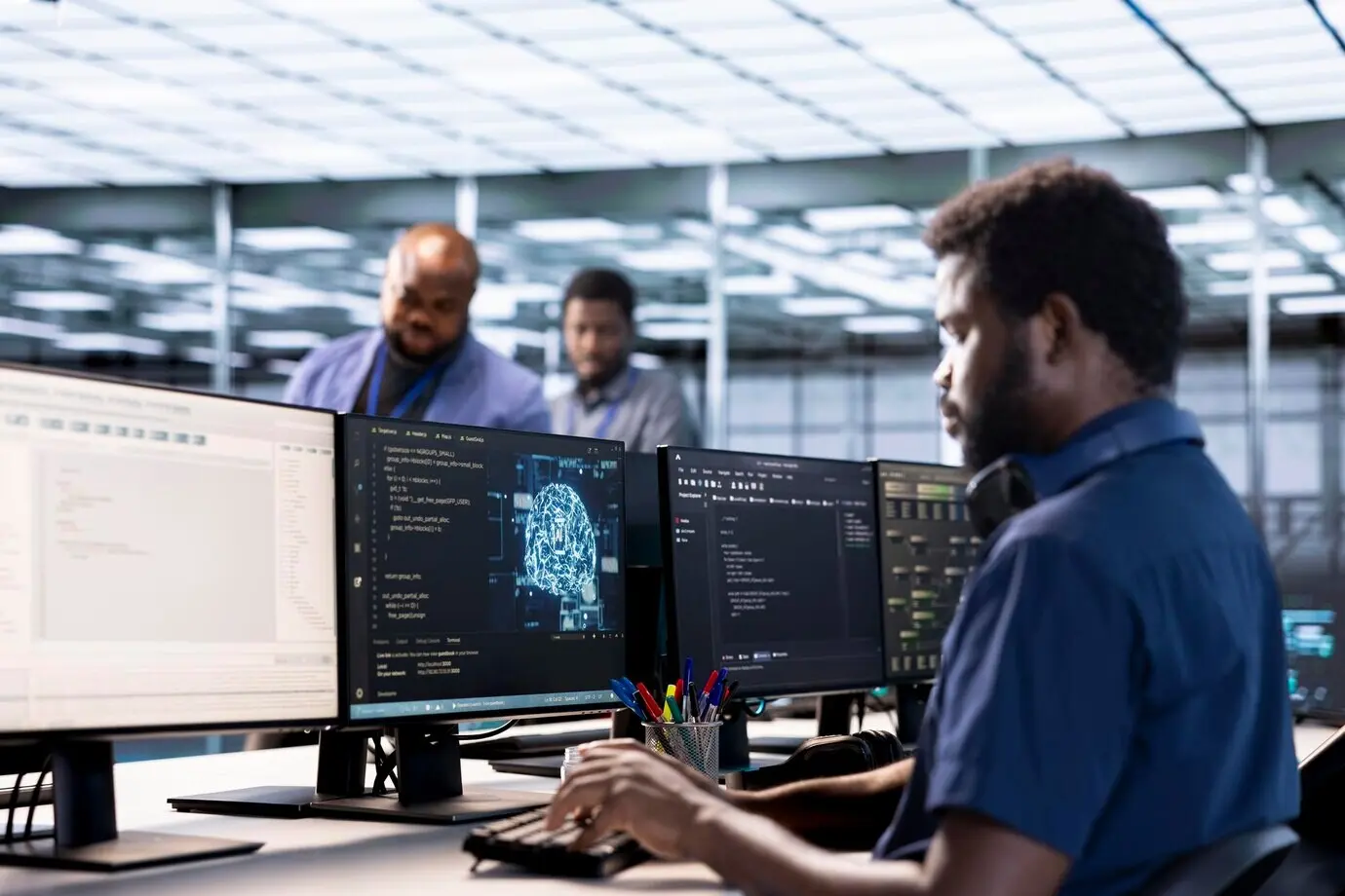 ИТ-специалист серверной фермы, использующий системы ИИ для более быстрого ввода данных